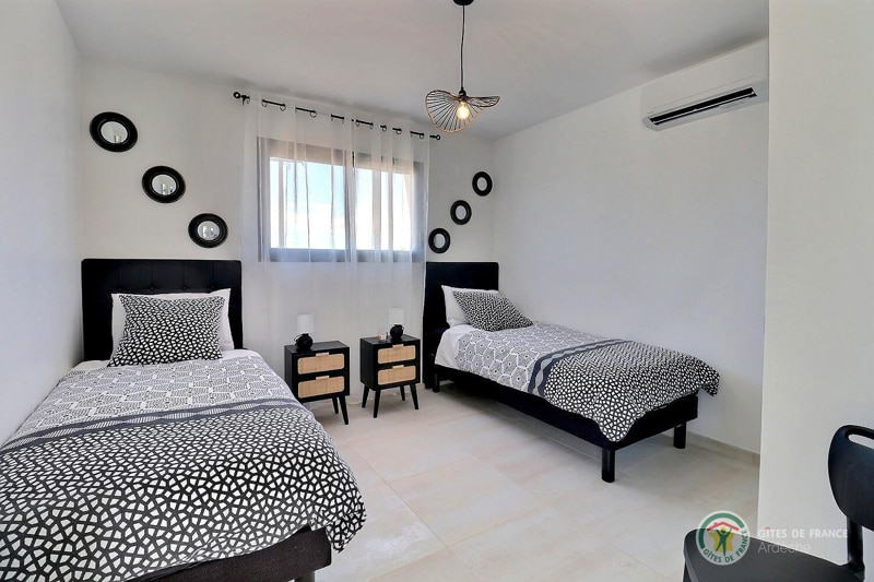 Gite-Grospierres-Chambre-2