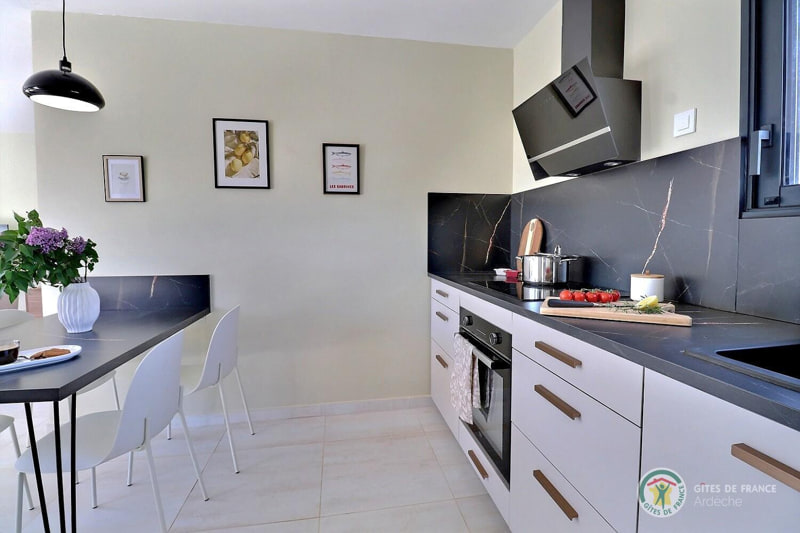 Gite-l-Ultime-Grospierres-cuisine