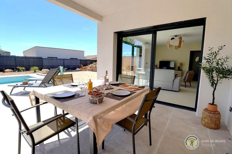 Gite-l-Ultime-Piscine-terrasse